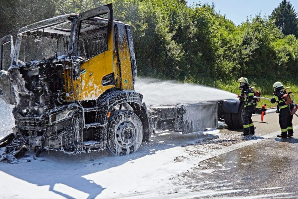 Unfall A7: 100.000 Euro Schaden nach Lkw-Brand auf der A7: Zehn Kilometer Stau