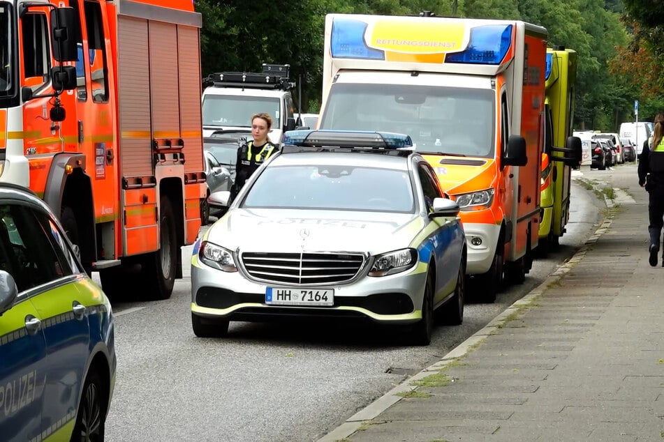 Polizei und Rettungskräfte am Einsatzort. Eine Person wurde festgenommen.