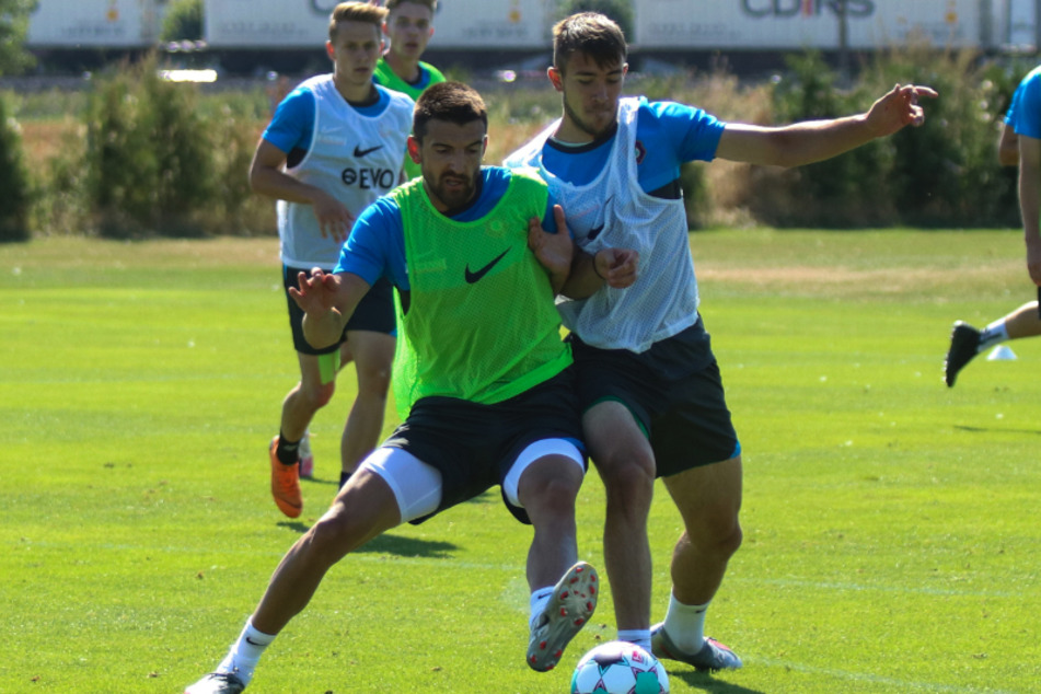 Ognjen Gnjatic (l.) beim Training im Auer Camp in Zweikampf mit Niklas Jeck.