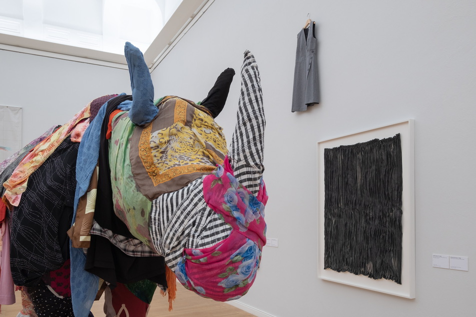 Das textile Rhinozeros von Roland Stratmann ist Teil einer verwaisten Ausstellung in den Chemnitzer Kunstsammlungen.