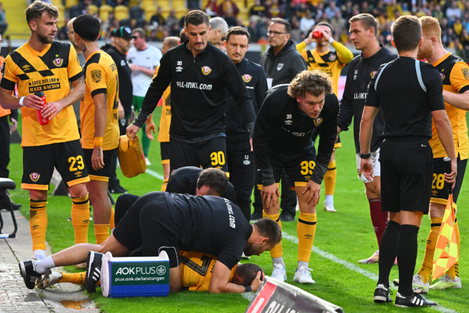 SGD-Kicker Niklas Hauptmann (27, am Boden) musste nach dem Check behandelt werden, konnte aber weiterspielen.