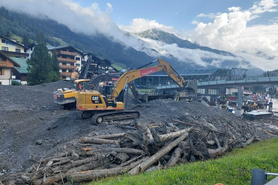 Nach dem Unwetter mit Starkregen am Freitagabend liefen am heutigen Samstagvormittag die Aufräumarbeiten in St. Anton am Arlberg.