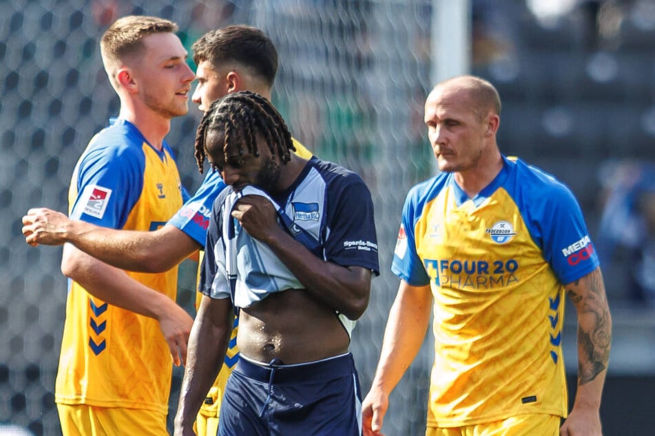 Im Hinspiel mussten sich Deyovaisio Zeefuik (27, 2.v.l.) und Co. dem SC Paderborn mit 0:2 im Olympiastadion geschlagen geben.