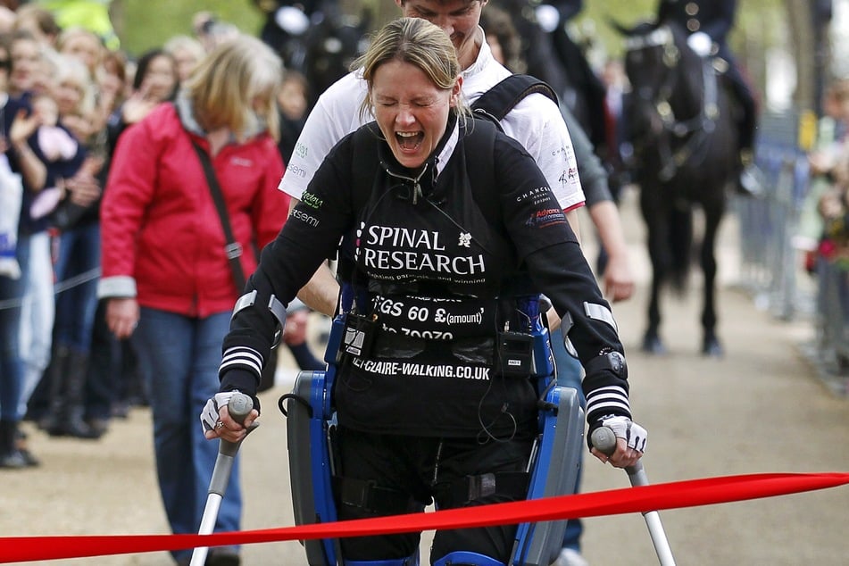 Gemeinsam mit ihrem Mann Dan schaffte Claire Tomas (†44) es, als erste Gelähmte den London Marathon zu absolvieren.