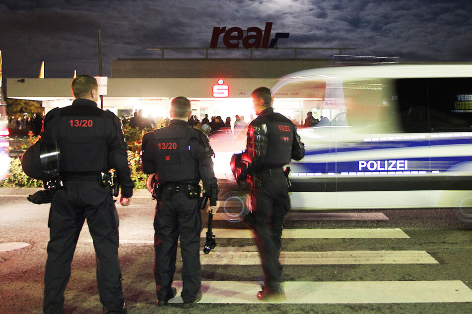 Schlägerei mit drei Verletzten: Pärchen spaziert, dann wird es von Jugendlichen attackiert