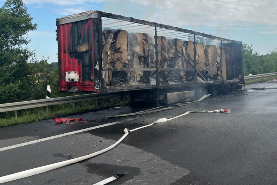 Unfall A14: A14 in beide Richtungen gesperrt: Lkw mit Papierrollen fängt Feuer