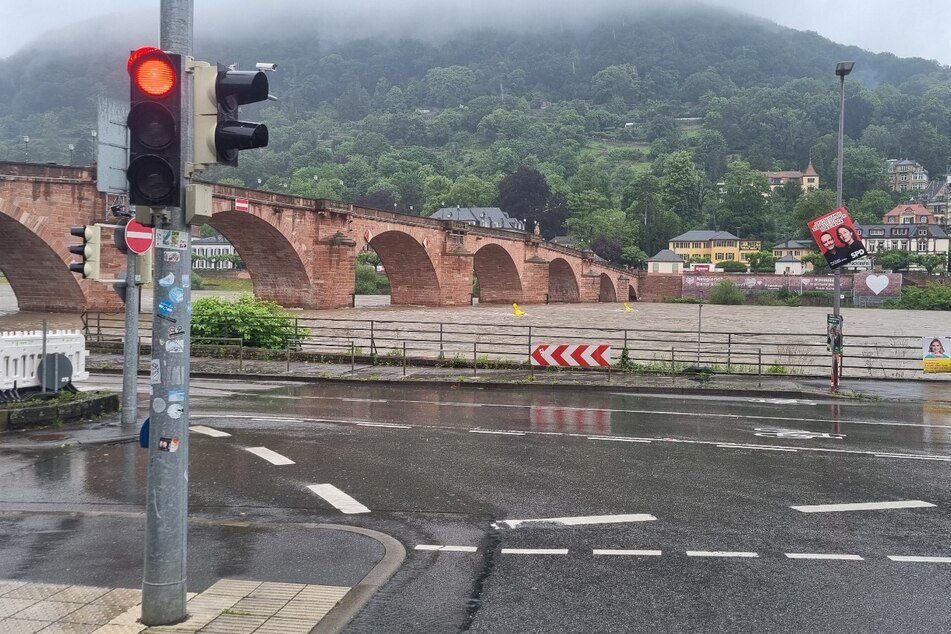 Ampel und gleichwohl Alarmstufe stehen auf Rot: Auch im Norden Baden-Württembergs ist die Unwetterlage brenzlig.