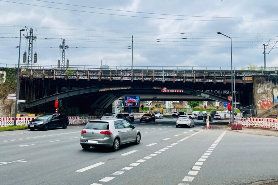 Die Eisenbahnbrücke wird im Rahmen des Sanierungsprogramms "S3" der Deutschen Bahn erneuert.