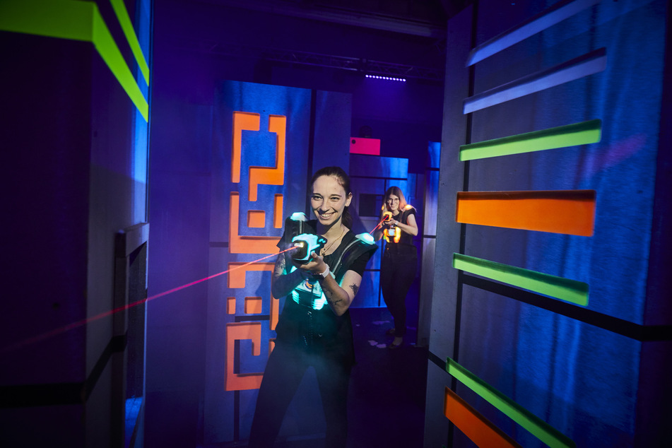 Beim Lasertag kann man sich gegenseitig "markieren" und die "Phraser" der Gegner für ein paar Sekunden außer Betrieb setzen. Mehr Punkte bringen aber versteckte Ziele und Sonderaufgaben in der Arena ein.