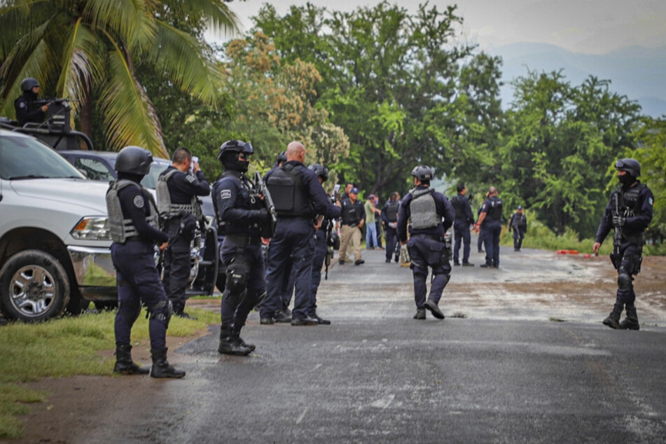 Mexiko: Polizisten sichern eine Straße bei Aguililla. (Symbolbild)