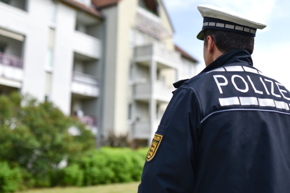 Weil sie nicht zur Arbeit kam, wollten Polizeibeamte in der Wohnung der Frau (†27) nach dem Rechten sehen - wo sie ihre Leiche fanden. (Symbolfoto)