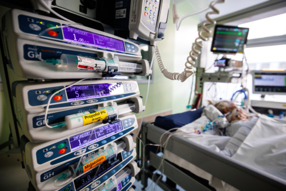 Zahlreiche Infusionsgeräte sind vor dem Bett eines Covid-19-Intensivpatienten in einem Intensivbett-Zimmer in der Asklepios Klinik in Gauting zu sehen.