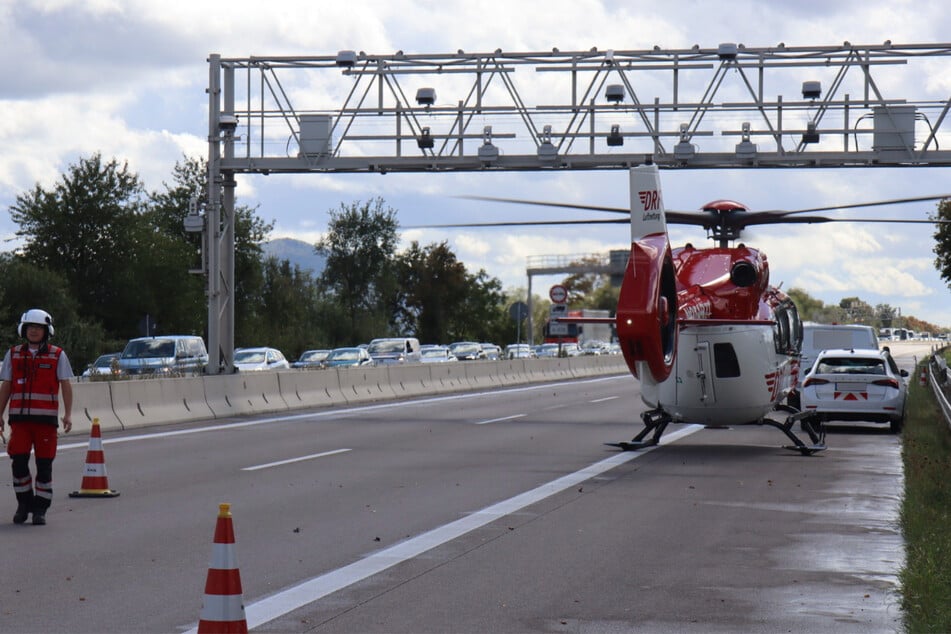 Ein Rettungshubschrauber wurde auf die A5 angefordert.