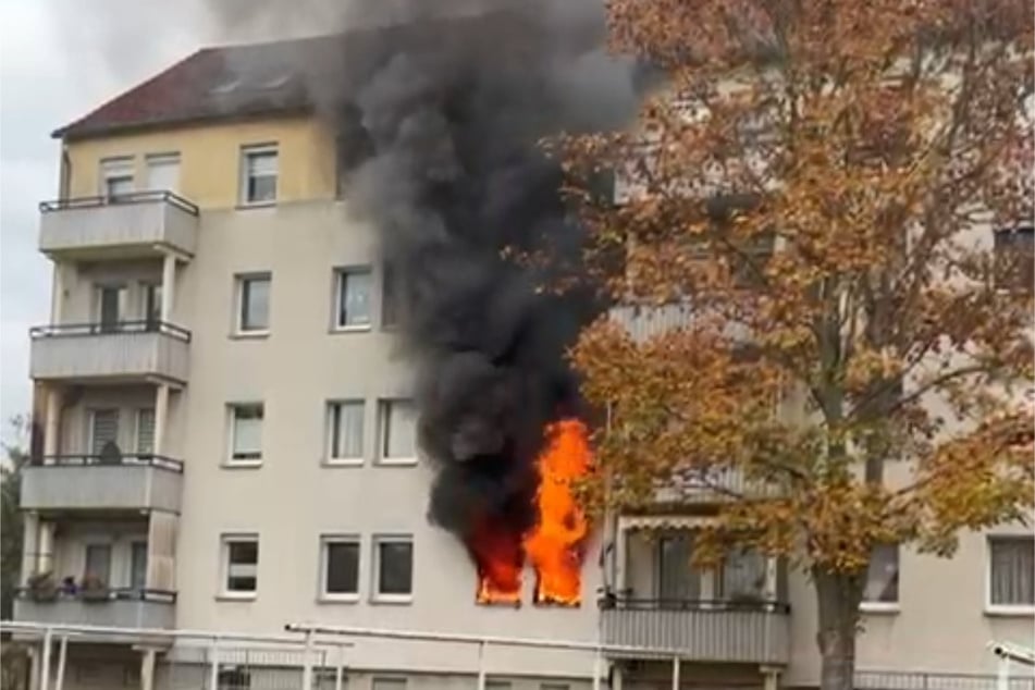 Bereits bei der Anfahrt der Feuerwehr schlugen die Flammen aus dem Haus.
