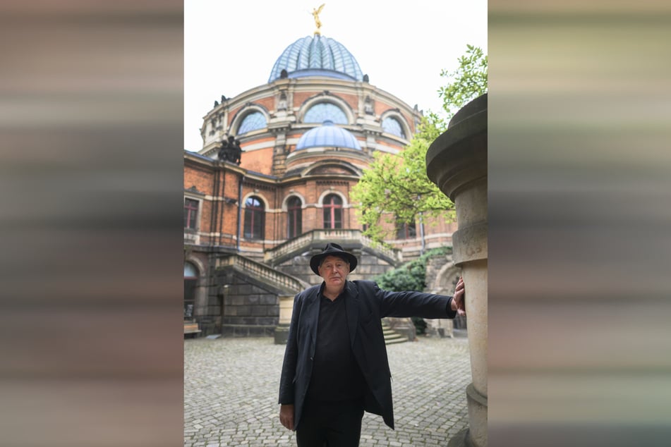 Unter der Kuppel der Zitronenpresse im Oktagon sind bis 31. Mai farbige Arbeiten von Holger John zu sehen.