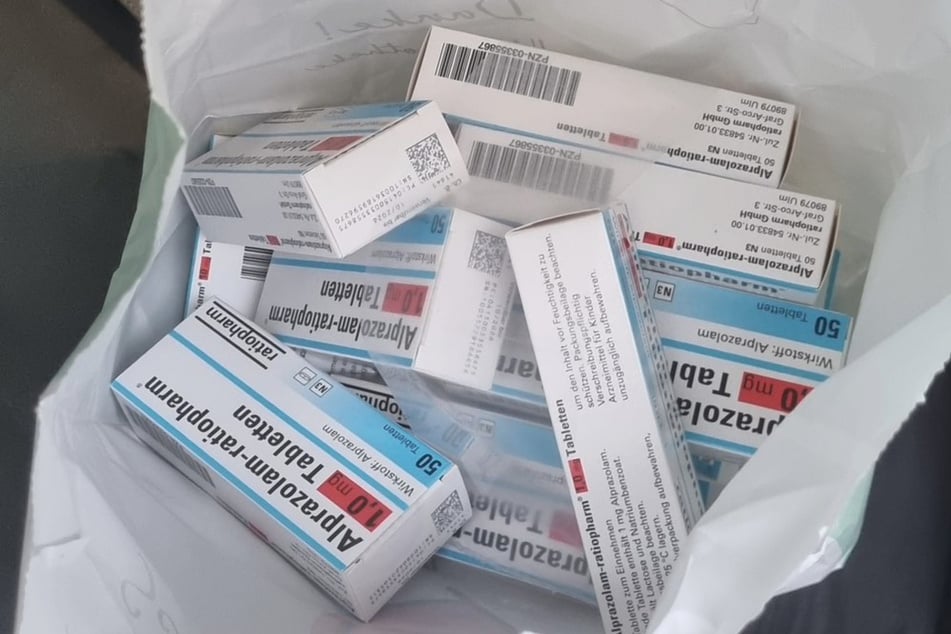 Auto voller Pillen und Bargeld: Drogen-Dealer mit Mega-Beute erwischt