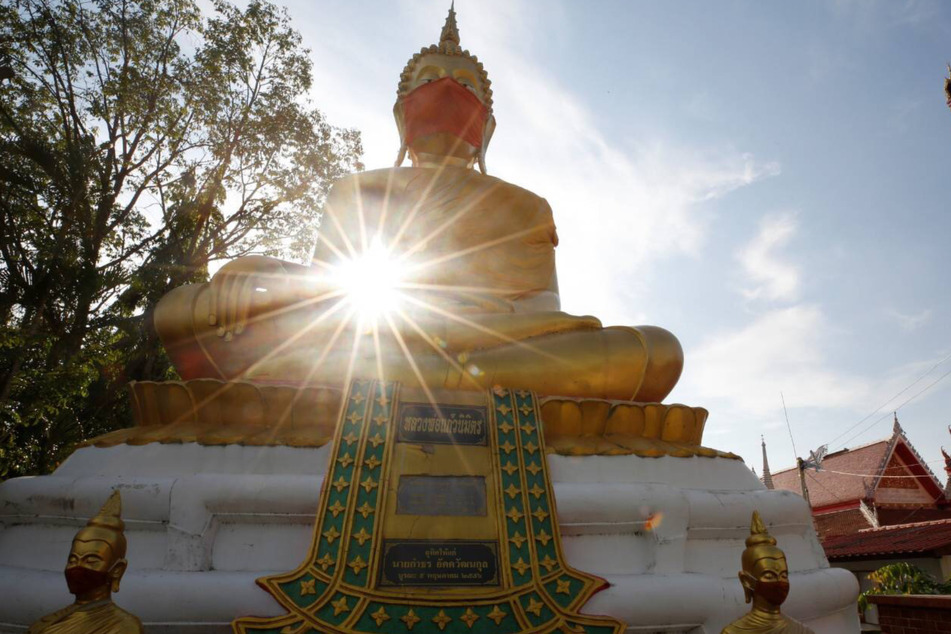 Auch Buddha trägt in Thailand Maske.