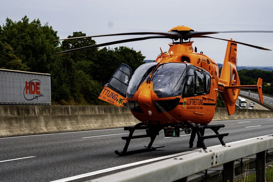 Ein Rettungshubschrauber brachte die schwer verletzte 30-Jährige in eine nahe gelegene Klinik.