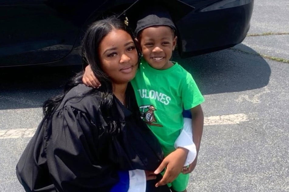 Due to Georgia's strict abortion ban, Adriana Smith (l.), mother of a son, has been kept on life support for three months despite being declared brain-dead.