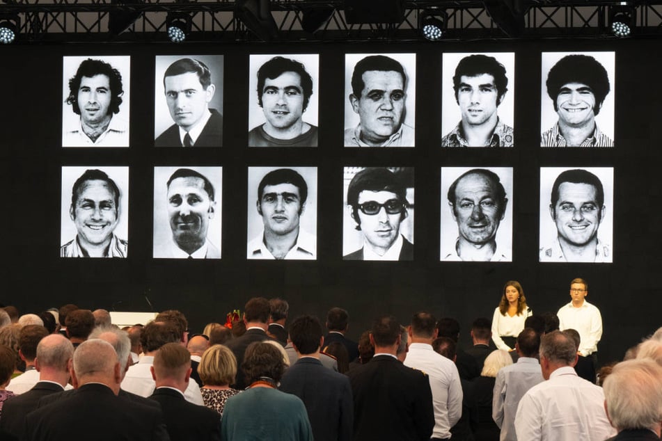 Bei einer Gedenkveranstaltung zum 50. Jahrestag des Anschlags von München sind in Fürstenfeldbruck die Bilder der Opfer zu sehen.