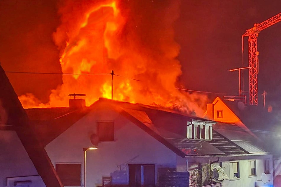 Die Flammen waren meterweit zu sehen.