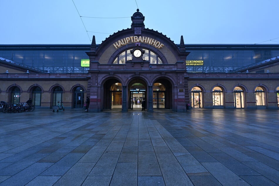 Wegen einer Staubwolke wurde der Erfurter Hauptbahnhof am Freitagmittag evakuiert. (Archivbild)