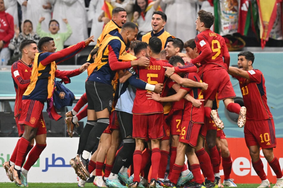 Die spanische Nationalmannschaft jubelt über den Führungstreffer von Alvaro Morata.