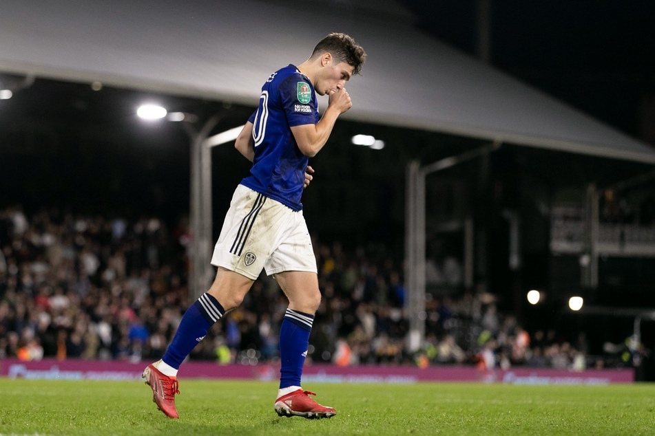Was für ein irrer Tag: Um kurz vor 22 Uhr trifft Daniel James (23) zum zwischenzeitlichen 2:0 im Elfmeterschießen gegen den FC Fulham. Der Daumen im Mund hat eine spezielle Bedeutung.