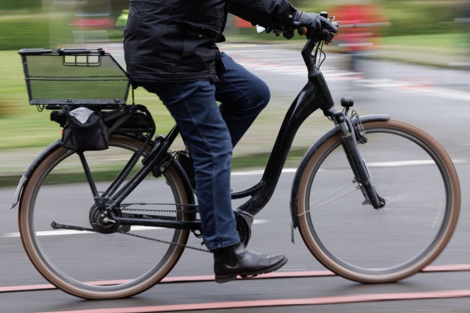 Alkohol im Spiel: Junger Mann fährt in der Nacht mit dem Fahrrad über die Autobahn