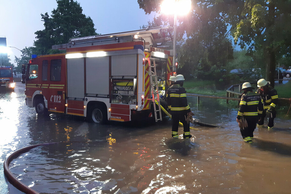Drei Stunden lang war die Münchner Feuerwehr mit mehreren Pumpen im Einsatz, ehe sich die Lage wieder normalisierte.
