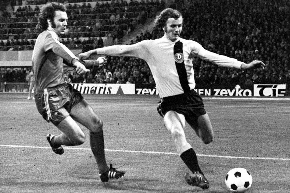 Frank Ganzera (heute 75, r.) war eigentlich Rechtsfuß, verwirrte aber mit seinem guten Linken auch gern mal Größen wie Franz Beckenbauer (heute 77, l.). (Archivfoto)