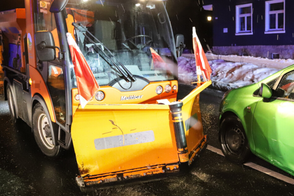 Vorfahrts-Crash im Erzgebirge: Opel-Fahrerin kracht in Schneepflug