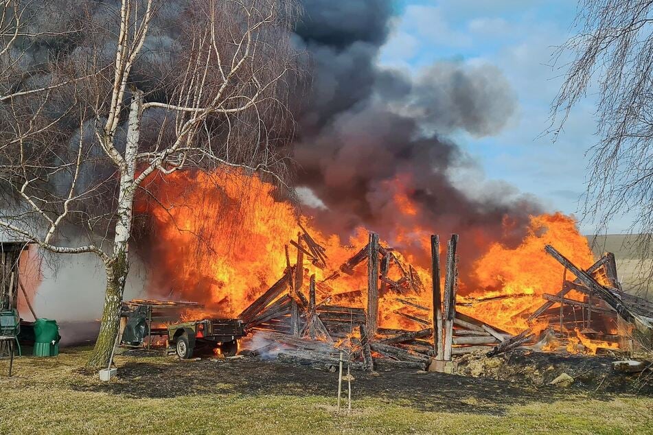 Als die Einsatzkräfte eintrafen, stand die Halle in Vollbrand.