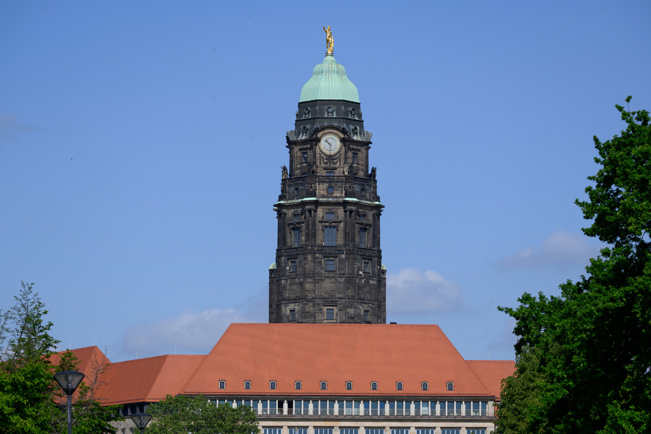 Blick auf das Neue Dresdner Rathaus, dem Sitz der Dresdner Stadtverwaltung.