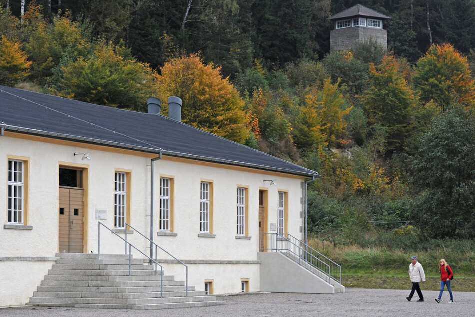 Aus der KZ-Gedenkstätte Flossenbürg sind über einen längeren Zeitraum insgesamt acht historische Granitplatten gestohlen worden.