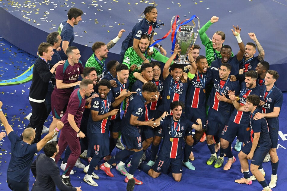 Kapitän Marquinhos präsentiert die Trophäe.