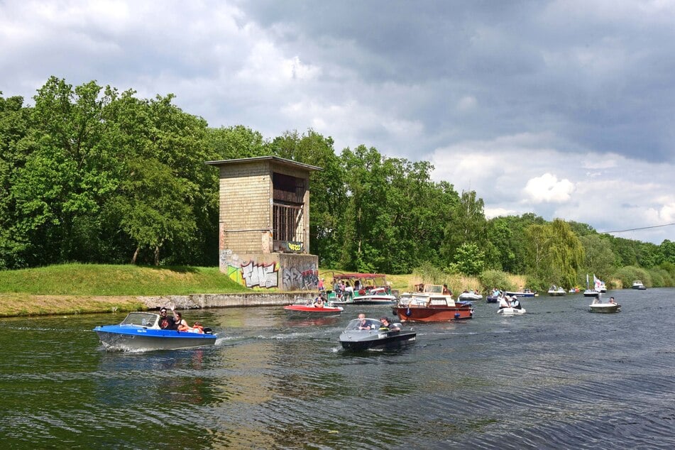 Eine Bootsparade auf dem Elster-Saale-Kanal.