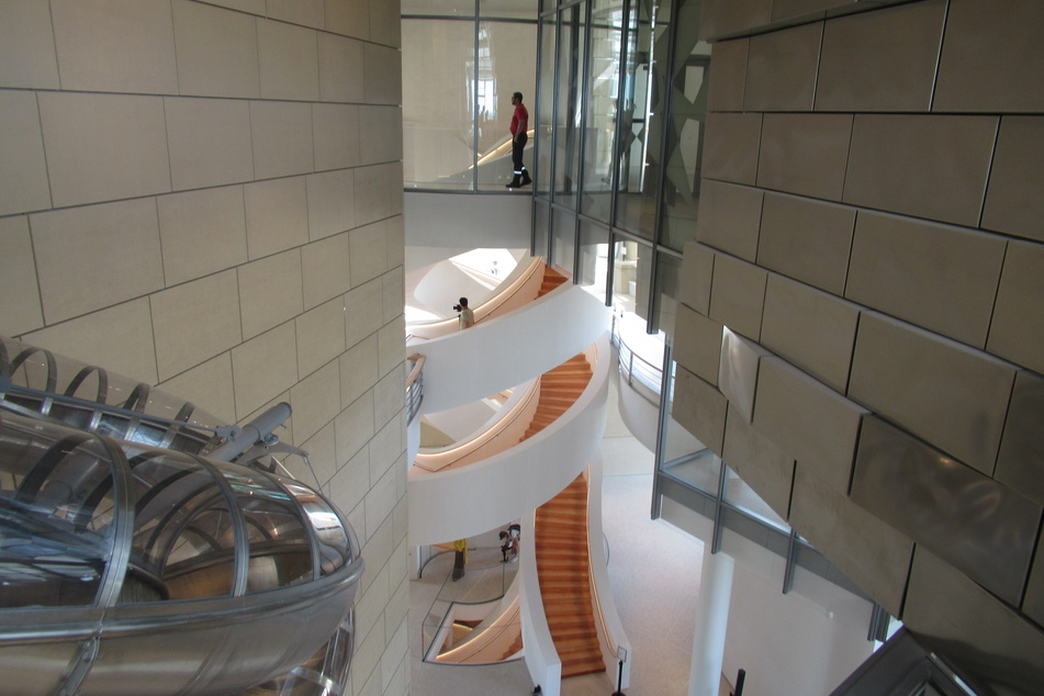 Architektur vom Feinsten: der Turm wurde von dem kanadisch-amerikanischen Architekten F. Gehry entworfen.