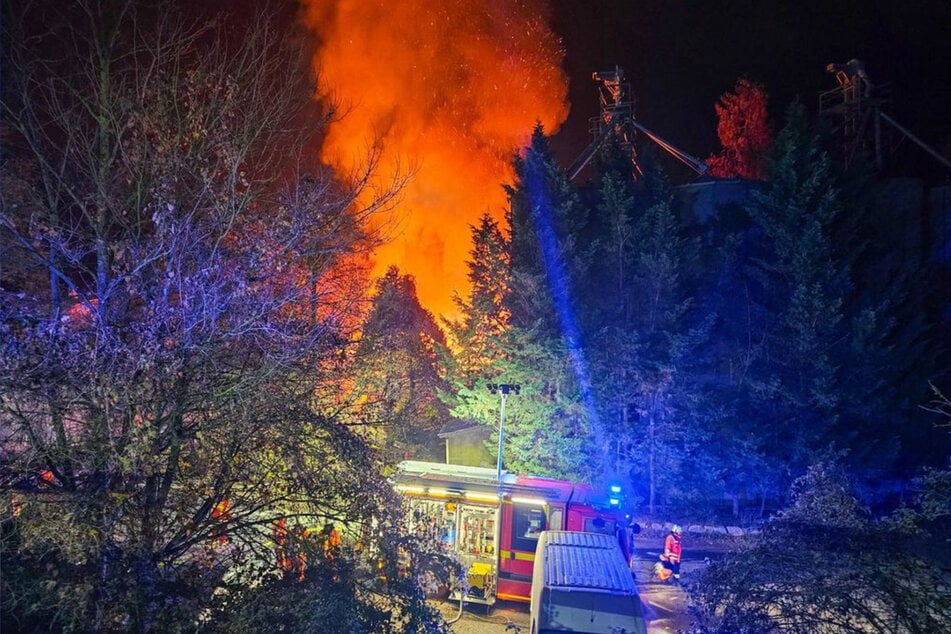 Die Löscharbeiten dauerten die ganze Nacht lang an.