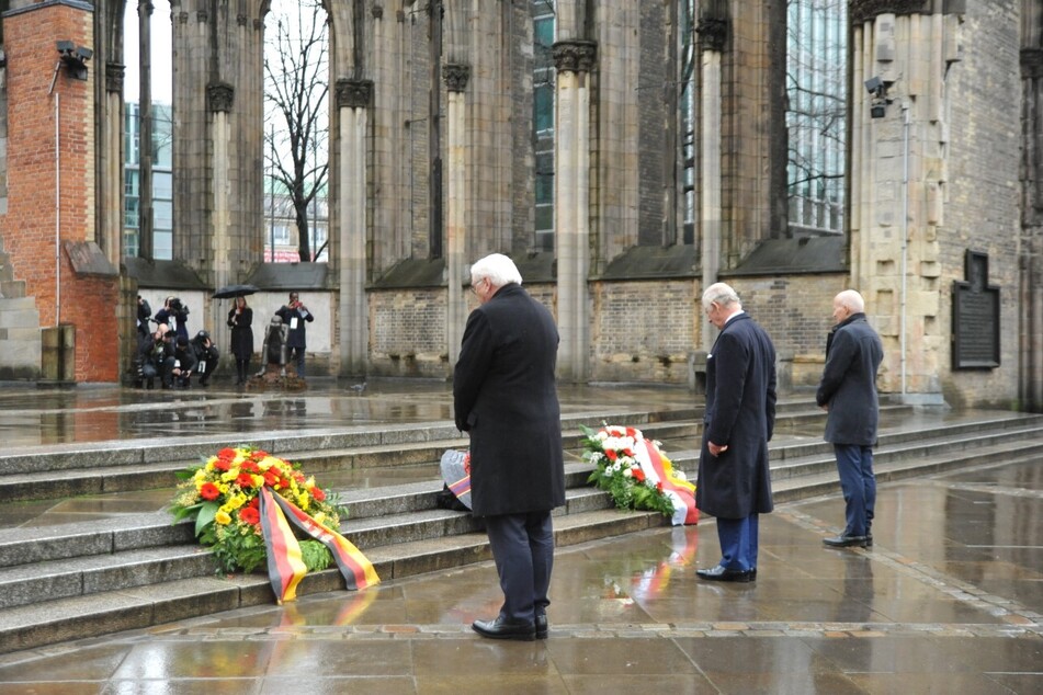 Steinmeier (l.), König Charles und Bürgermeister Tschentscher legten als Gedenken an die Kriegsopfer drei Kränze nieder und standen noch einen Moment in Stille.