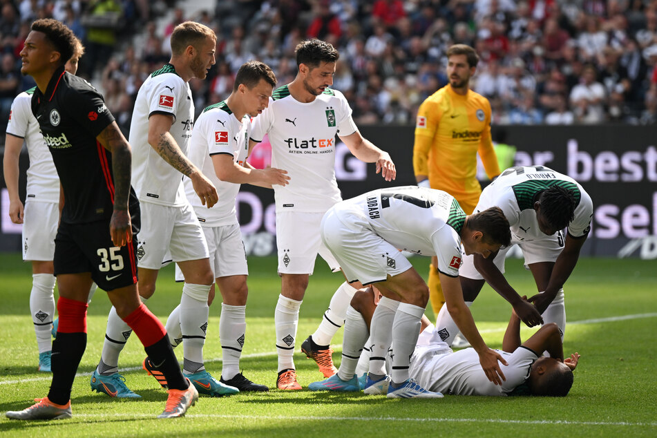 Groß nach Feiern war Alassane Plea (u.) nach seinem 1:0-Führungstreffer nicht zumute. Der Borussia-Angreifer verletzte sich leicht im Zweikampf mit Frankfurts Tuta (l.).