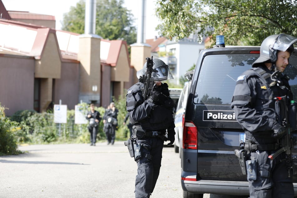 Die Polizei fahndet unter Hochdruck nach dem flüchtigen Messerangreifer.