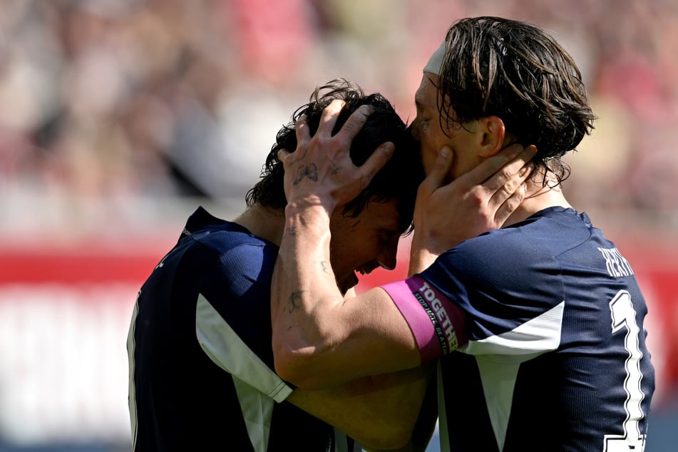 Küsschen für den Torschützen: Vorlagengeber Fabian Reese (28, r.) gratuliert Dawid Kownacki (29) zu seinem Treffer.