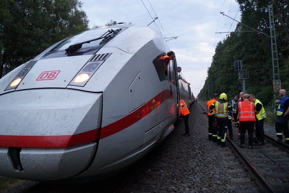 Am Donnerstagabend rückte die Feuerwehr wegen eines Alarms zu einem ICE auf der Strecke zwischen Hannover und Celle aus.