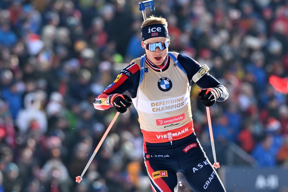 Biathlon-Rekordweltmeister Johannes Thingnes Bø (32) tauscht das Gewehr gegen den Ball.