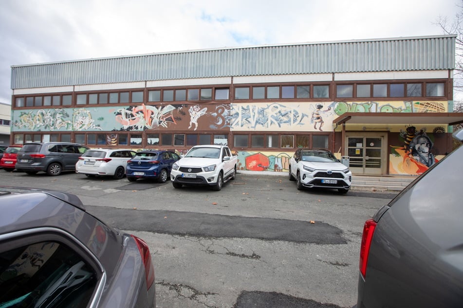 Die Turnhalle an Anton-Kraus-Straße in Plauen ist seit dem gestrigen Donnerstag gesperrt.