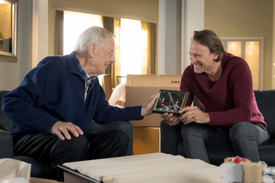 Rolf Becker (†90, l.) spielte mehr als 20 Jahre lang die Rolle des Otto Stein. Zuletzt war er unter anderem zusammen mit seinem Serien-Sohn Dr. Martin Stein (Bernhard Bettermann. 61, r.) zu sehen. (Archivbild)