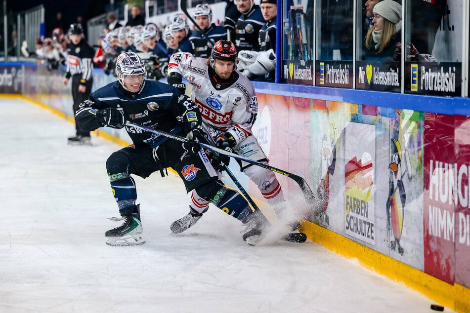 Leipzigs Philipp Hertel (26, l.) im Zweikampf mit Memmingens Sam Verelst (34) beim 7:3-Heimsieg.