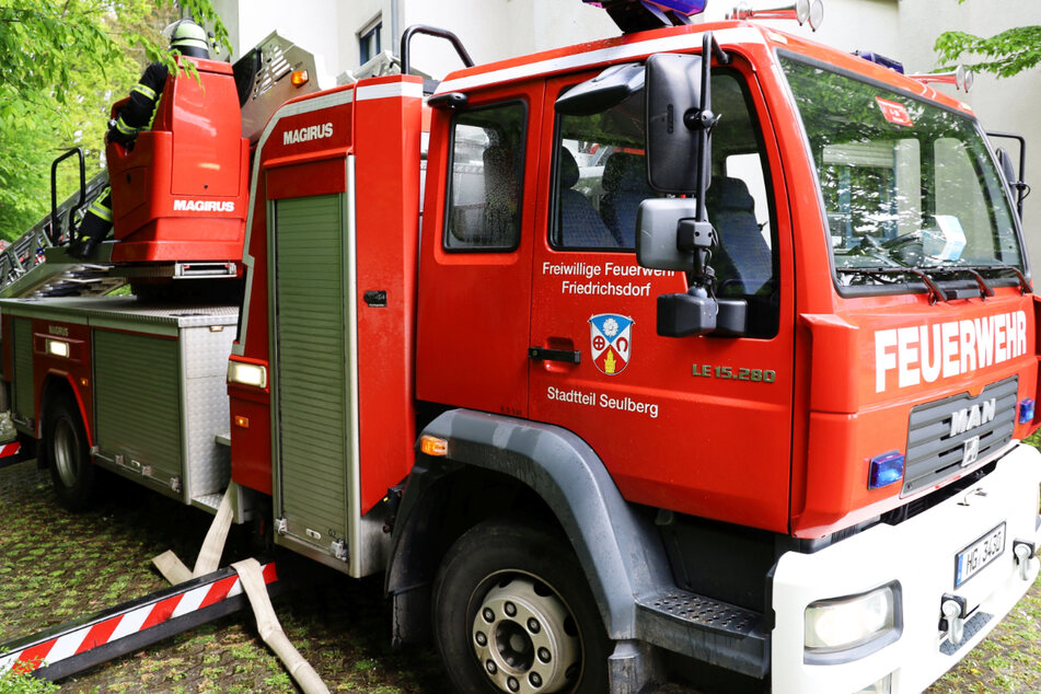 Mehrere Feuerwehren des Hochtaunuskreises rückten aus, um den Brand in Friedrichsdorf zu bekämpfen.