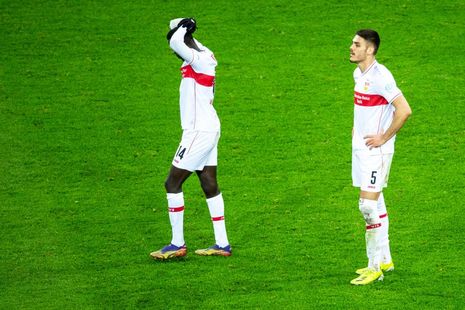 Stehen nach der Pleite enttäuscht auf dem Rasen: Die VfB-Stars Silas Wamangituka (21) und Konstantinos Mavropanos (22).